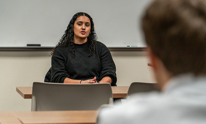 Dreona Hughes ’22, MBA ’23 speaking with students