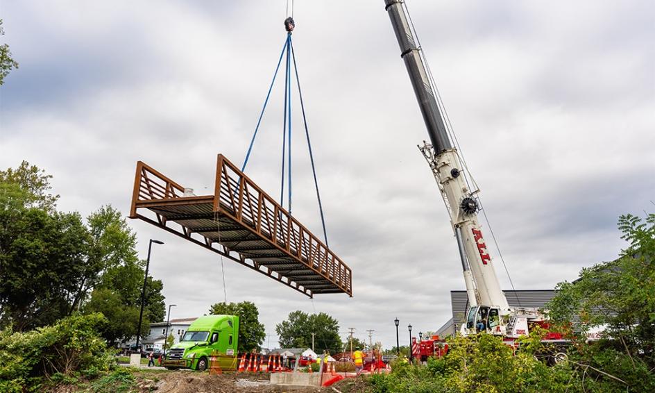 Farmen footbridge install 9=26
